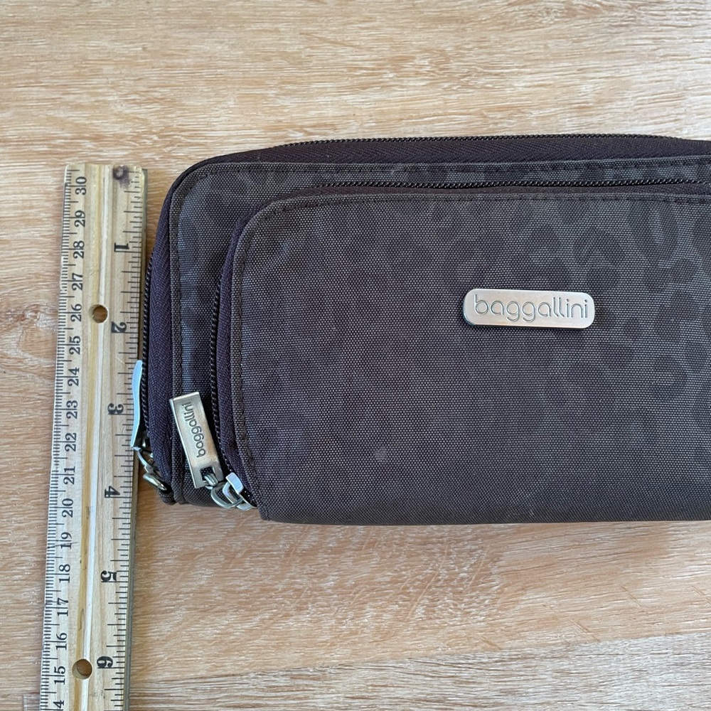 Baggallini Brown Leopard Print Wallet - Picture 4 of 6